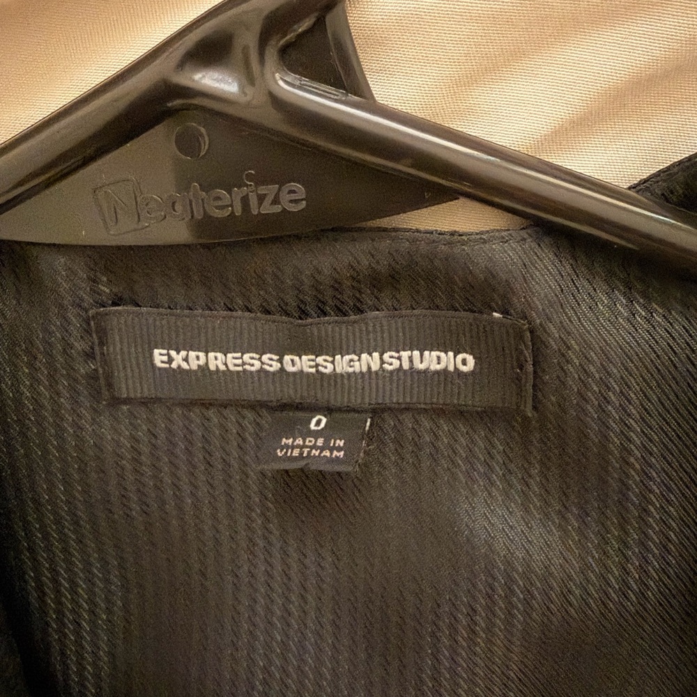 Express Sleek Black Women's Vest - Picture 2 of 2